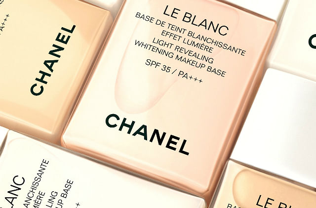 Chanel Le Blanc Light Revealing Whitening Makeup Base decor